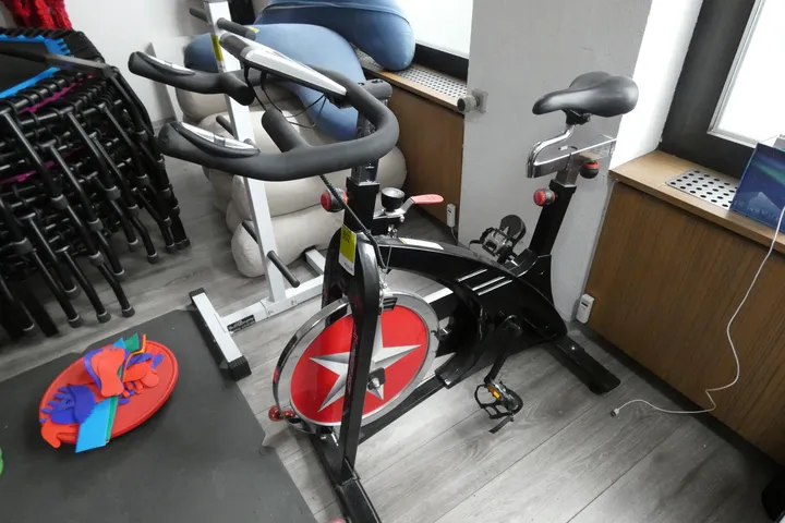 Indoor-Cycling-Bike / Spinning-Rad, schwarz/rot